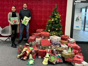 Tiffany Wiener von ATAMYA und Mike Ehlers vom Kinderheim Herne bei der Geschenkübergabe der ATAMYA Weihnachtsaktion.